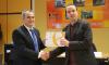 008Dispositivo para el control de aguas. Saúl Vallejos recibe el premio en representación del Grupo de Polimeros