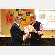 002Diseño de prótesis progresiva autoportante para afectados de acondroplasia. Recibe el premio Justo Ruiz Calvo en nombre de Da