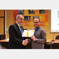 012 Wearable para la detección y monotorización de lactato en sudor. Hugo Silva recibe el premio en nombre del Grupo de Investig