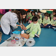 Niños convertidos en constructores