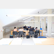 Estudiantes en la biblioteca de la residencia