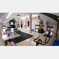Otra vista de la sala de juegos y gimnasio