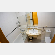 Baño de la habitación doble