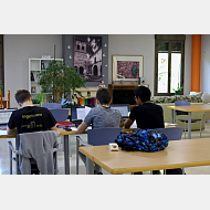 Otra vista de la sala de estudio