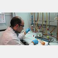 Investigador sintetizando productos inorgánicos en campana de extracción