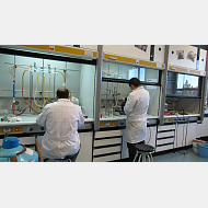 Operación en campanas extractoras. Síntesis en lab. de Investigación en Química Inorgánica