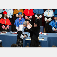 El rector le hace entrega de los atributos de Doctor Honoris Causa