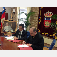 El rector Murillo y el pintor Alejandro Cabeza firman el contrato de donación.